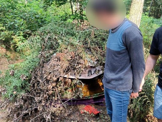 Poszukiwany mieszkał w szałasie zamaskowanym chrustem i paprociami. Ukrywał się przez kilka miesięcy