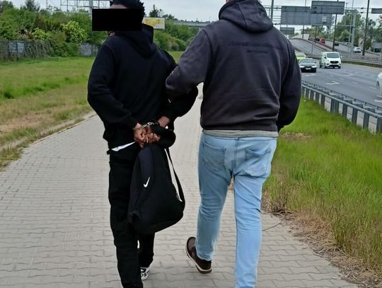 Poszukiwany Nigeryjczyk zauważony przez policjantów na przystanku. Miał wyrok, ale nie stawił się do aresztu