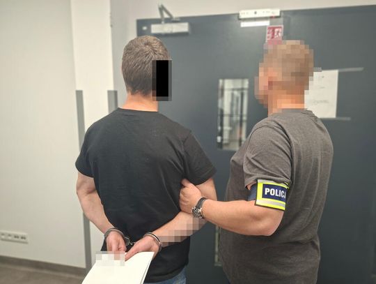 Poszukiwany nożownik zaatakował policjantów i zniszczył radiowóz. 27-latek trafił do aresztu