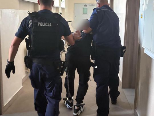 Poszukiwany próbował uciec przez balkon. Chwilę później wycelował w policjanta