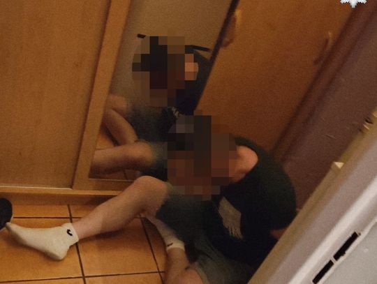 Poszukiwany przez sześć lat ukrywał się przed policją. Podczas nalotu schował się w tapczanie