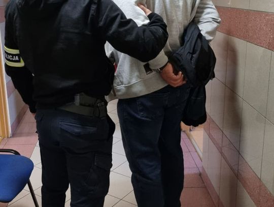 Poszukiwany skrył się na strychu domu. Matka jego partnerki od razu wydała go policjantom