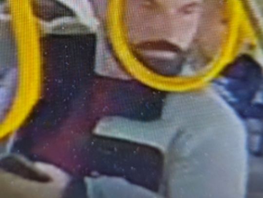Poszukiwany sprawca napaści na kobietę. Policja opublikowała wizerunek mężczyzny i prosi o pomoc