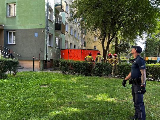 Poszukiwany uciekał przez balkon, potem groził, że skoczy. Negocjacje trwały sześć godzin