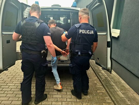 Poszukiwany Ukrainiec wezwał policję na interwencję domową. Z mieszkania wyjechał w kajdankach