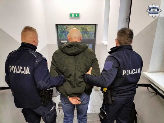 Poszukiwany ukrył się przed policjantami pod kołdrą. Jego znajoma zarzekała się, że jest u dentysty