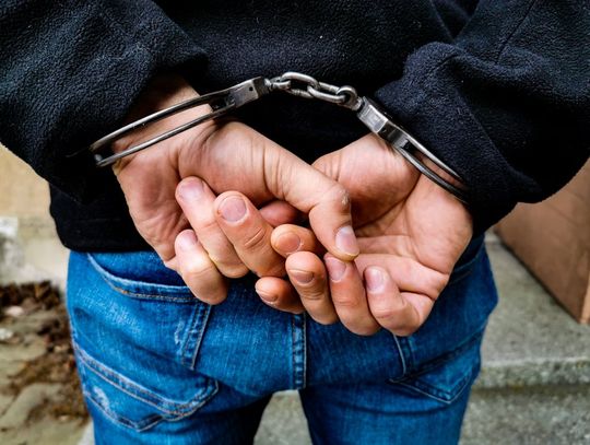 Poszukiwany wpadł na ulicy, akurat wracał z kradzieży. Chwalił się, że jest "super złodziejem"