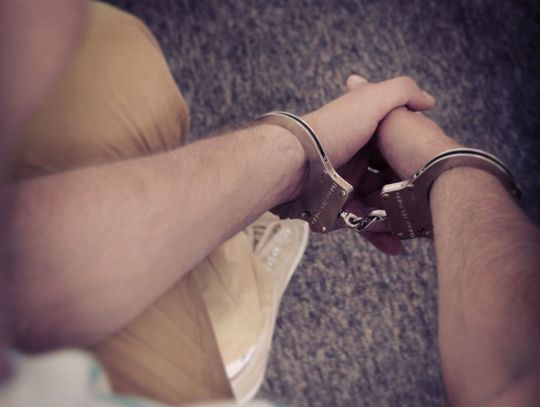 Poszukiwany wpadł przez kłótnię z narzeczoną. Krzyczał i szarpał ją, ludzie wezwali policję Poszukiwany wpadł przez kłótnię z narzeczoną. Krzyczał i szarpał ją, ludzie wezwali policję