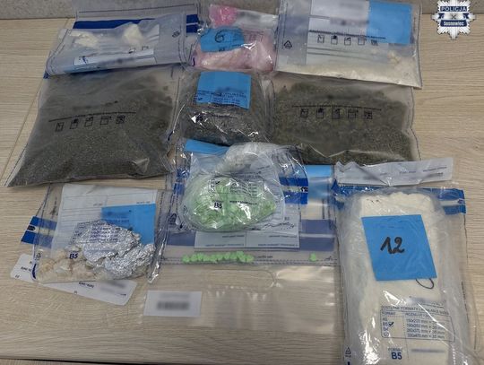 Poszukiwany za narkotyki wpadł z kolejnym „towarem”. Policjanci znaleźli prawie 2,5 kg substancji