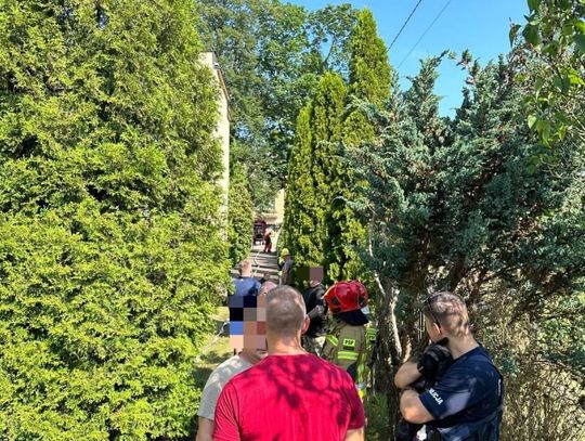 Poszukiwany zabarykadował się w domu. Obrzucał policjantów i strażaków koktajlami Mołotowa