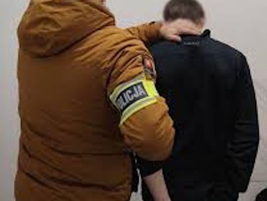 Poszukiwany zamknął się w łazience i zniknął. Miał ukryte przejście do pomieszczenia pod kuchnią