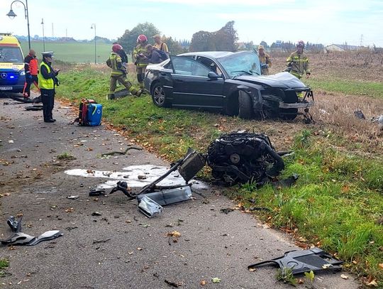 Potężne uderzenie Audi w drzewo. Silnik został wyrwany z samochodu