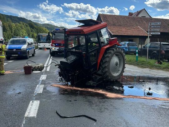Potężne zderzenie Audi z ciągnikiem. Traktor został przepołowiony