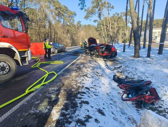 Potężne zderzenie osobówek na drodze krajowej. Jedna z kierujących nie miała szans na przeżycie