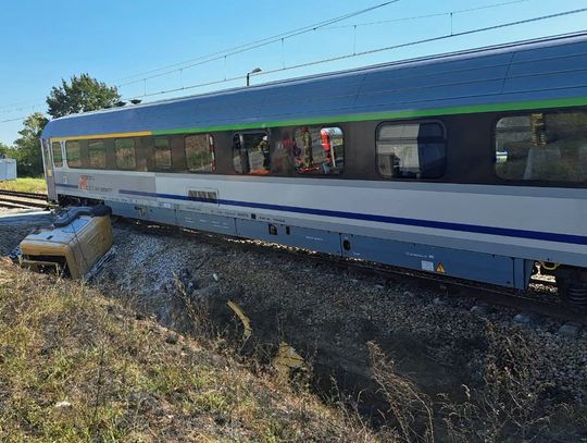 Potężne zderzenie pociągu z betoniarką. Maszynista i pasażerowie ciężko ranni
