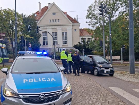 Potrącenie pieszego i zablokowane torowisko. Pierwsi z pomocą ruszyli strażnicy miejscy