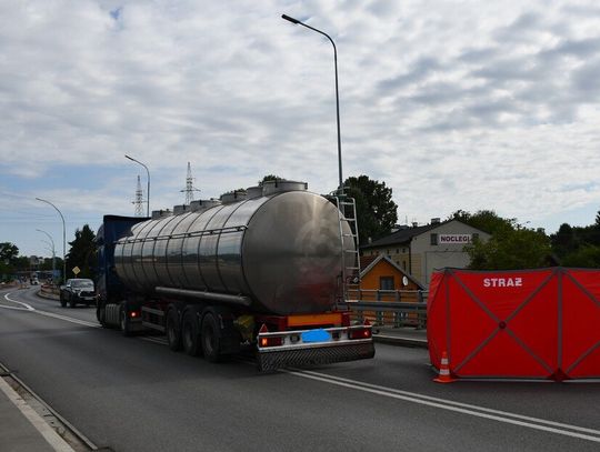 Potrącenie przez ciężarówkę zakończyło się tragedią. Nie żyje 66-letnia kobieta