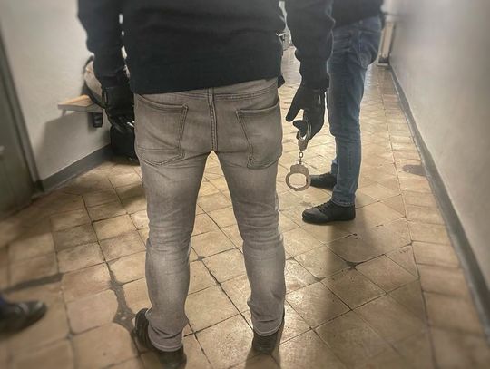 Potrącił 18-latka samochodem, potem go pobił i okradł. 26-latek odpowie za bandycką napaść Potrącił 18-latka samochodem, potem go pobił i okradł. 26-latek odpowie za bandycką napaść