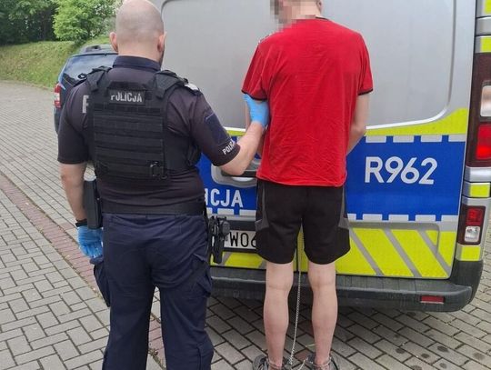 Potrącił kobietę na oczach ludzi i po prostu odjechał. 20-latek zatrzymany przez policję