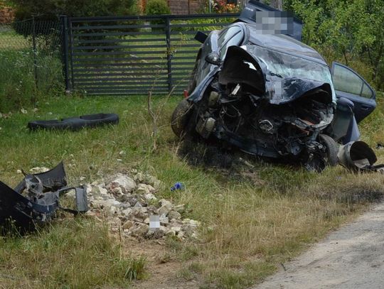 Poważny wypadek 24-letniego kierowcy. Auto odbiło się od drzewa i przeleciało na drugą stronę drogi