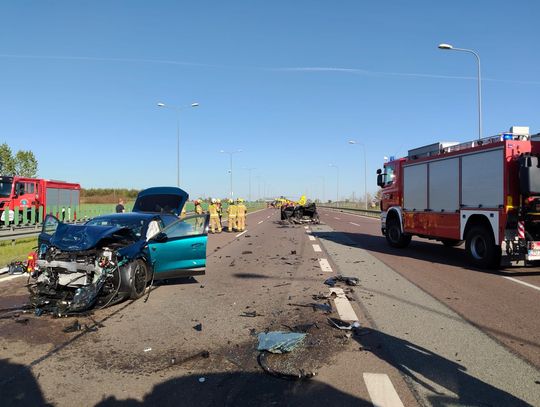 Poważny wypadek dwóch osobówek na drodze ekspresowej. Śmigłowiec LPR zabrał ranną pasażerkę