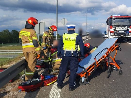 Poważny wypadek motocyklisty na drodze S14. Na miejscu lądował śmigłowiec medyczny