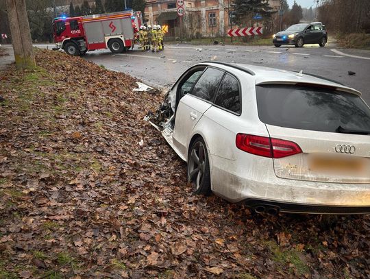 Poważny wypadek na krajowej 17. Kierujący audi zjechał na czołówkę z samochodem ciężarowym