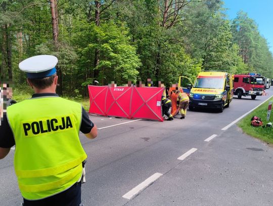 Poważny wypadek na krajowej 58. Motocyklista i pasażerka ranni po zderzeniu z samochodem osobowym