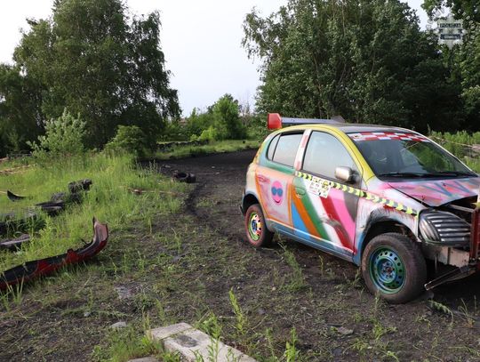 Poważny wypadek na rajdzie wraków. Z auta oderwało się koło, które uderzyło w kobietę