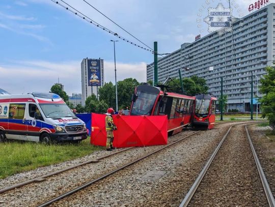 Poważny wypadek w Katowicach. Tramwaj wykoleił się i uderzył w słup, motorniczy został ciężko ranny