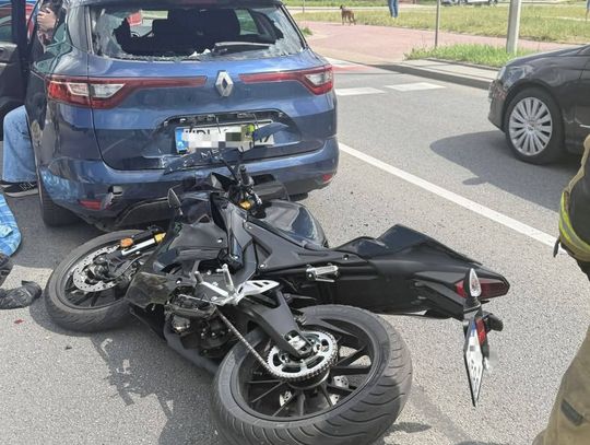 Poważny wypadek z udziałem młodej motocyklistki. 17- latka wjechała w tył osobówki