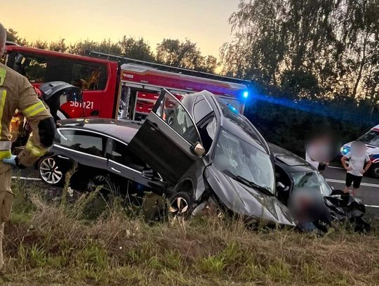 Poważny wypadek z udziałem trzech samochodów. Sześć osób trafiło do szpitala [ZDJĘCIA]