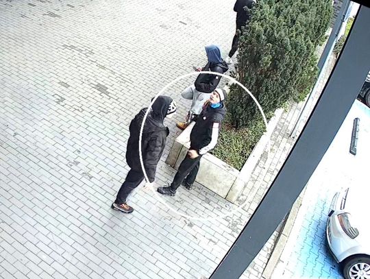 Powiadom policję, jeśli go znasz. Opublikowano wizerunek podejrzewanego o pobicie