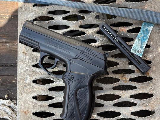 Groźby śmierci za uwagę o parkowanie. Mężczyzna pokazał broń