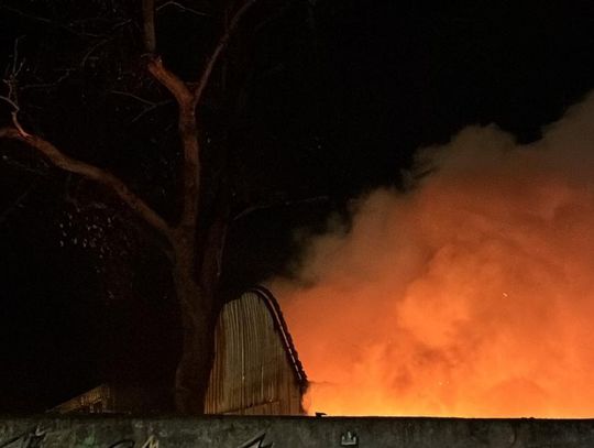 Pożar hali w Inowrocławiu. Wewnątrz budynku znaleziono zwłoki mężczyzny