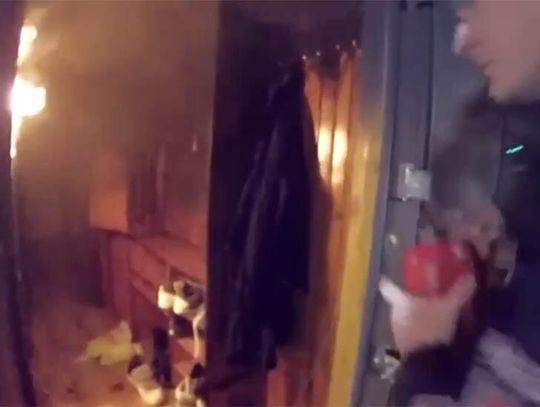 Pożar mieszkania i dramatyczna walka o życie. Policjanci pierwsi ruszyli na ratunek Pożar mieszkania i dramatyczna walka o życie. Policjanci pierwsi ruszyli na ratunek
