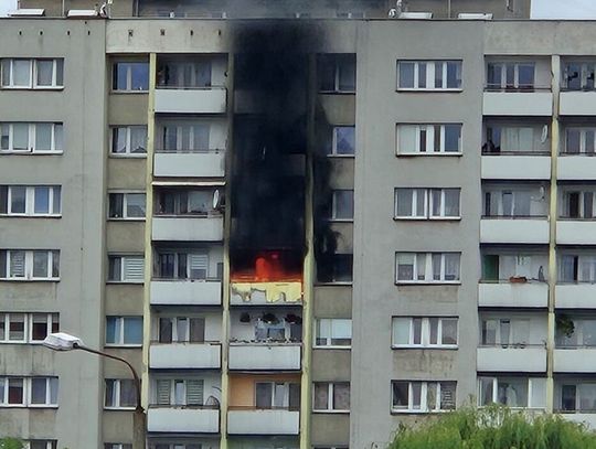 Pożar w bloku. Policjanci pierwsi zaczęli ewakuować mieszkańców