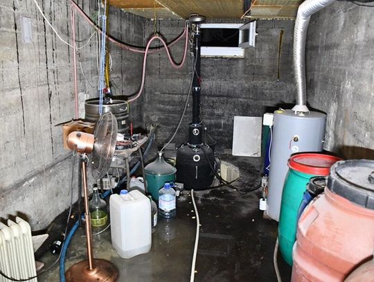 Pożar w piwnicy ujawnił nielegalną bimbrownię. Kobieta doznała poparzeń twarzy