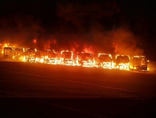 Pożar w zajezdni autobusowej. Ogień objął aż kilkanaście pojazdów, straty liczone w milionach złotych [FOTO]