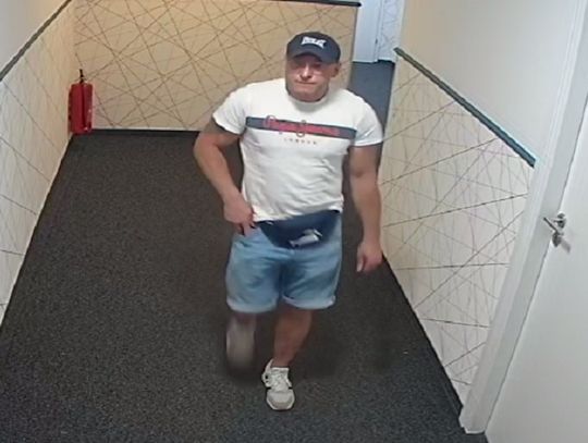 Poznajesz go? Powiadom policjantów! Mężczyzna ze zdjęcia podłożył ogień w hostelu