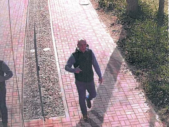 Poznajesz tego mężczyznę? Powiadom policję! Jest podejrzewany o kradzież 5 tysięcy złotych