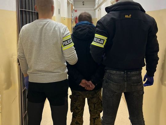 Poznał go na lotnisku i poprosił o pomoc. Wrócił z toalety, a plecak wart 7,5 tys. zł zniknął