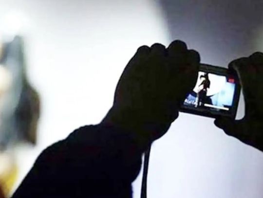 Poznana w internecie kobieta namówiła go na intymne nagranie. Młody mężczyzna padł ofiarą szantażu