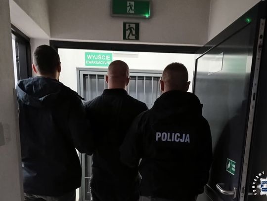 Pracownik lokalu ukradł klientom telefony, a potem się pod nich podszywał. Ofiar może być więcej