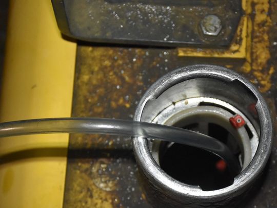 Pracownik spuszczał paliwo z ciężarówki. Przyłapany przez policjantów, zaoferował im łapówkę Pracownik spuszczał paliwo z ciężarówki. Przyłapany przez policjantów, zaoferował im łapówkę