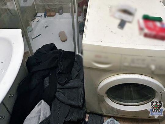 Pralka i brudna odzież nie pomogły. Policjanci wyciągnęli poszukiwanego spod sterty ciuchów