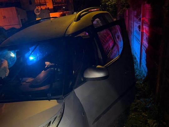 Prawie 1,5 promila i demolka w czasie jazdy. Kierowca Skody uszkodził 24 auta i wjechał w mur