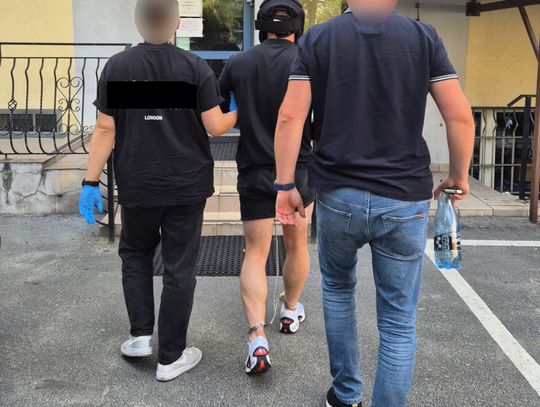 Prawie 4 kilogramy narkotyków znalezione w mieszkaniu i aucie. Para trafiła do aresztu