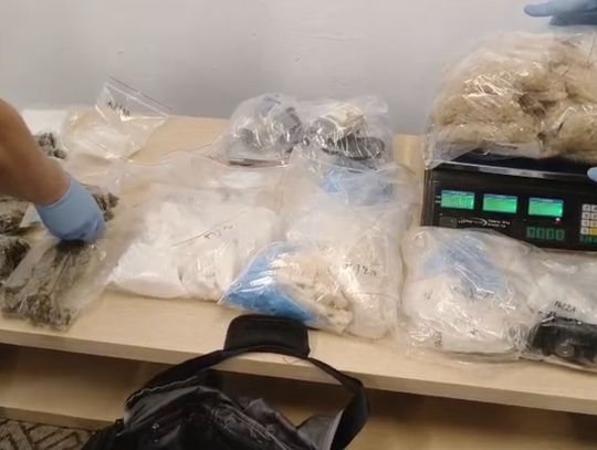 Prawie 8 kg narkotyków i 18 tys. zł. Poszukiwany 36-latek zatrzymany, grozi mu 15 lat więzienia