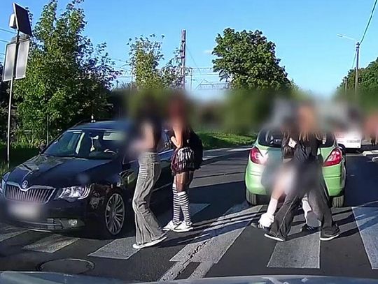 Prawie wjechał w młodych ludzi na przejściu dla pieszych. Kierowca odnaleziony przez policję i ukarany
